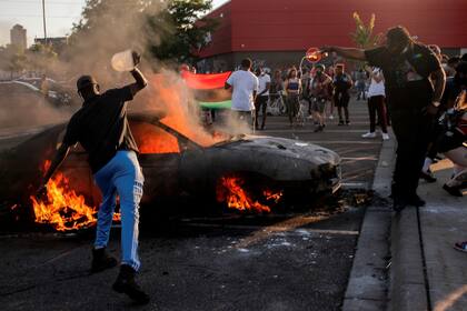 Cansados del maltrato policial, los manifestantes incendiaron comercios y autos.