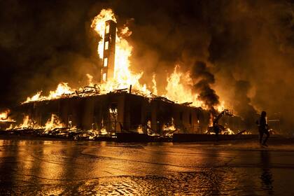 Los uniformados intentaron evitar la toma de la comisaría donde trabajaban los agentes involucrados en la muerte de Floyd, que fueron despedidos. Mucho comercios fueron incendiados.