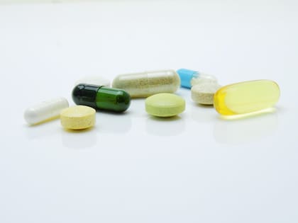 Un multivitamínico suele incluir 13 vitaminas esenciales (A, C, D, E, K y complejo B) y hasta 15 minerales como calcio, magnesio y zinc. (Foto ilustrativa: PIXABAY)