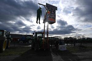 Los agricultores levantan bloqueos de rutas en Francia, pero la indignación se mantiene en otros países de Europa