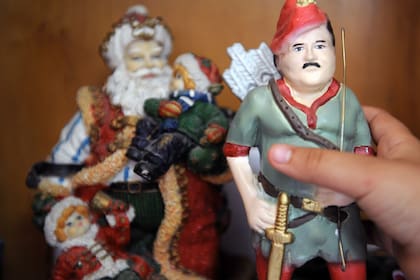 Un muñeco de Escobar vestido como Robin Hood, en una de las tantas representaciones románticas del legendario jefe del narcotráfico