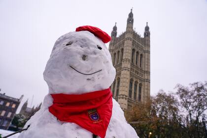 Un muñeco de nieve con el telón de fondo de la Torre Victoria en Westminster, en Londres, el lunes 12 de diciembre de 2022.