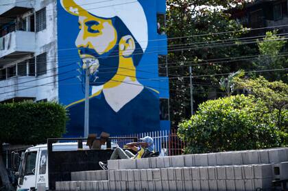 Un mural con la imagen del presidente salvadoreño Nayib Bukele en la capital del país  
