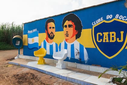 Un mural con Messi, Maradona y Boca