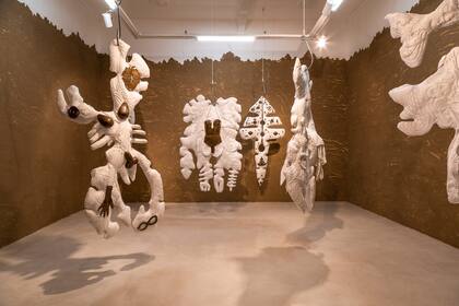 Un mural de barro de Manuel Brandazza, similar al que creó en Pasto en 2022, se exhibirá en Art Basel Miami Beach