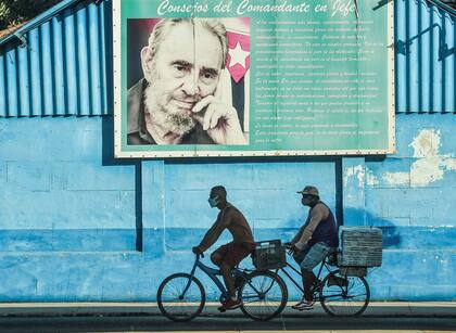 Un mural de Fidel Castro en La Habana. El régimen se esfuerza en no aflojar las riendas en su política interior