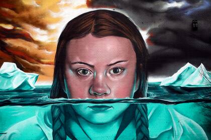Un mural de la activista sueca Greta Thunberg que muestra las devastadoras consecuencias del calentamiento global