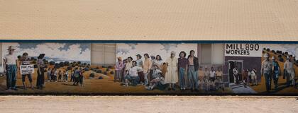 Un mural en honor a los trabajadores del acero en Bayard, Nuevo México (Wikimedia Commons/John Fowler)