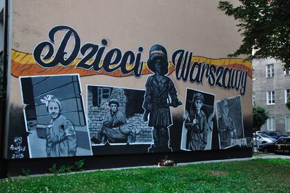 Un mural en la capital polaca recuerda a los chicos de Varsovia