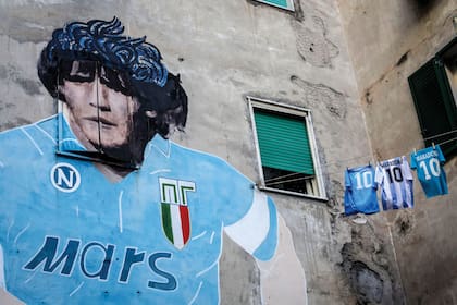 Un mural enorme custodia un espacio dedicado a Diego en el Quartieri Spagnoli. Fue pintado por Mario Filardi en 1990 –al conquistar el segundo scudetto– y en 2017 lo restauró el artista argentino Francisco Bosoletti, de reconocida trayectoria en Europa