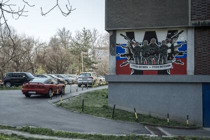 Un mural que representa a las fuerzas rusas que dice "Grupo Wagner - Caballeros rusos", en una sección residencial de Belgrado