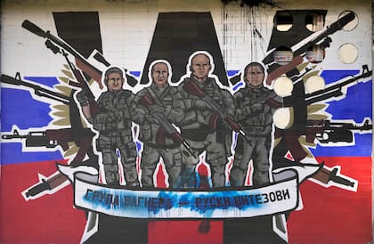 Un mural que representa a mercenarios del grupo Wagner de Rusia en el que se lee: "Grupo Wagner - caballeros rusos" vandalizado con pintura en una pared de Belgrado, Serbia, el 13 de enero de 2023