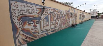 Un mural recuerda a Neruda frente a las paredes de la Terminal de ómnibus de Totoral y forma parte del paseo de los murales de la localidad. Se llama "Oda al albañil tranquilo" igual que la oda del poeta y fue realizado por Ariel Ramos