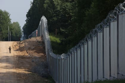 Un muro metálico marca la frontera entre Polonia y Bielorrusia, estrecho aliado de Rusia (Archivo)