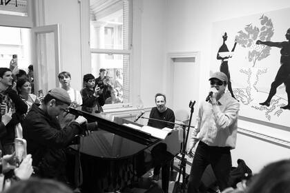 Un músico interpreta una pieza en piano durante uno de los shows en vivo del encuentro