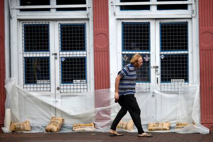 Un negocio cerrado en el barrio francés de Nueva Orleans