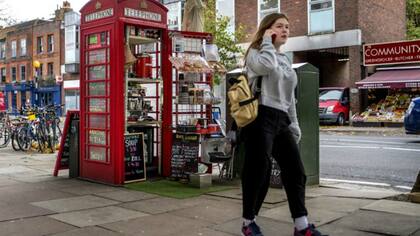 Un negocio de venta de revistas y alimentos