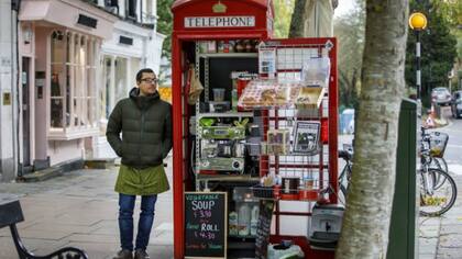 Un negocio de venta de revistas y alimentos