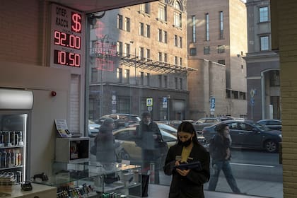 Un negocio en Moscú con un cartel que muestra el tipo de cambio el 28 de febrero de 2022