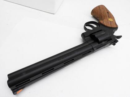 Un nene de seis años encontró un rifle en el balcón de su casa e hirió a su hermana de tres.