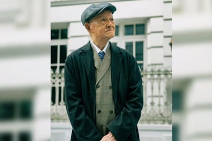 Un nieto le hizo sesión de fotos a su abuelo (Captura video)