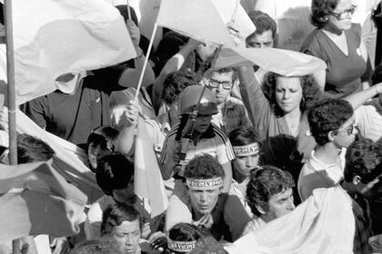 Un niño con casco y rifle de juguetes, en la marcha del 10 de abril