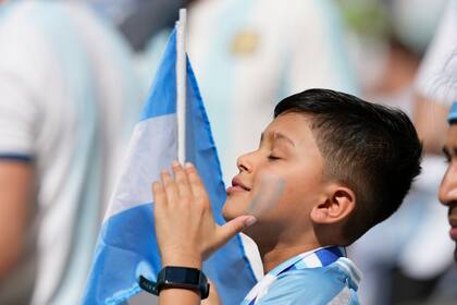 Un niño con la bandera de Argentina pintada en el rostro