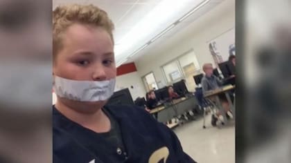 Un niño con la boca tapada con una cinta. Foto: Twitter