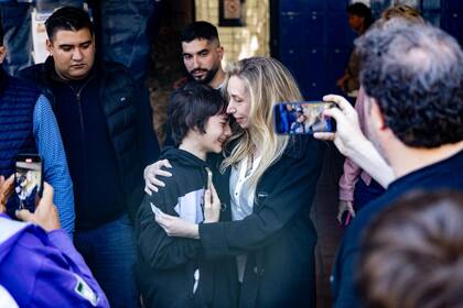 Un niño de unos diez años, acompañado por su padre, se le acercó para pedirle una foto