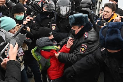 Un niño es detenido por la policía durante una manifestación de apoyo al opositor Alexei Navalny, en Moscú