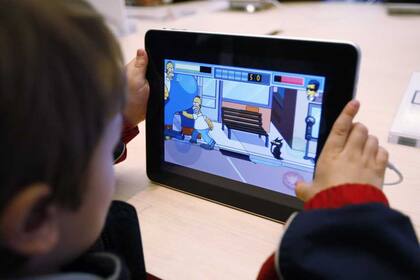 Un niño juega con una iPad. Apple recomienda a los padres que utilicen las funciones de control parental para evitar compras accidentales en la tienda iTunes