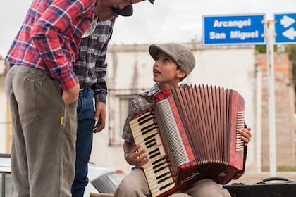 Un niño músico en la Fiesta del Carro Verde, Aldea Salto.