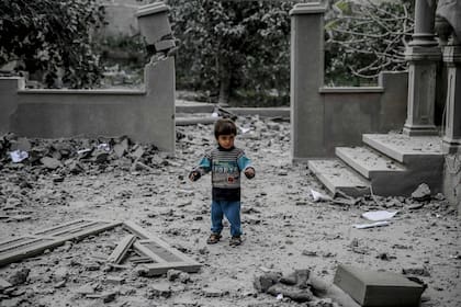 Un niño palestino camina entre los escombros de una casa destruida por el bombardeo israelí en la ciudad de Gaza el 3 de marzo de 2024
