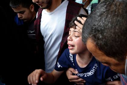 Un niño palestino llora durante un funeral en Jabalia, en el norte de la Franja de Gaza. Israel y Hamas intercambiaron fuertes disparos, con 22 palestinos muertos en Gaza