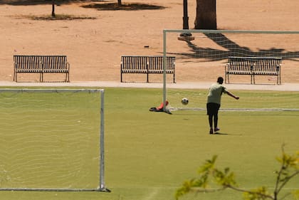 Un niño patea un balón de fútbol en el Parque MacArthur, el martes 8 de julio de 2025, en Los Ángeles. (AP Foto/Damian Dovarganes)