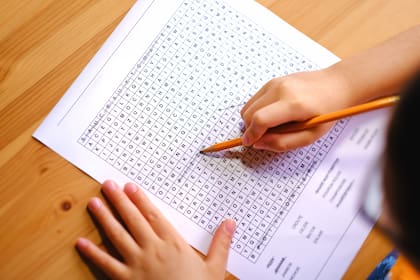 Un niño resuelve una sopa de letras