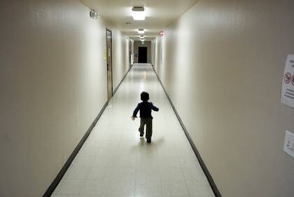 Un niño solicitante de asilo corre por un pasillo tras llegar desde un centro de detención de inmigrantes a un refugio en San Diego, California (AP Foto/Gregory Bull, Archivo)
