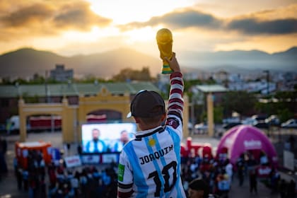 Un niño sostiene una copa del Mundial en Salta durante el partido de Argentina