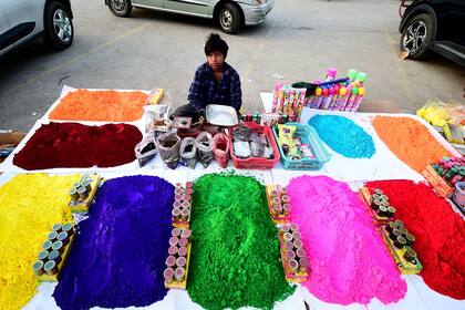 Un niño vende "Gulal", polvo de color utilizado en las celebraciones de Holi, en Allahabad
