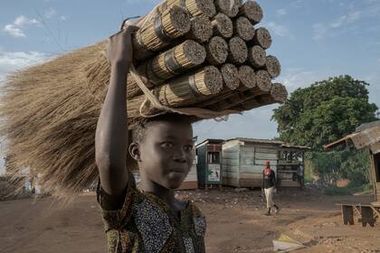 Un niño vendiendo paja en Bangui, la capital de la República Centroafricana.  (Mauricio Lima/The New York Times)