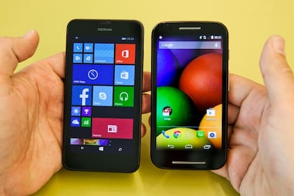 Un Nokia Lumia 630 (izq.) y un Motorola Moto E