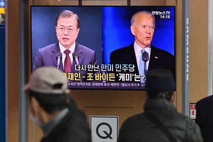 Un noticiero informa sobre las elecciones presidenciales de EE.UU. en Corea del Sur