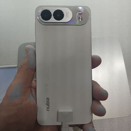 Un Nubia Air Pro, con perfil de 5,9mm, presentado en el MWC 2026