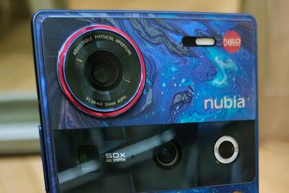 Un Nubia Z70 Ultra, con una cámara principal que lleva una lente de 35mm