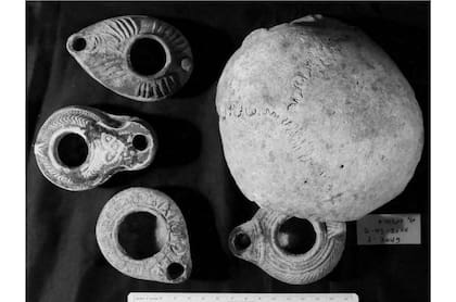 Un nuevo estudio analiza la posibilidad de que las lámparas de aceite, las armas, los cráneos humanos y otros artefactos encontrados en la cueva de Te'omim