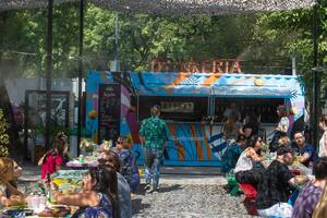 Abrió un polo gastronómico en Parque Patricios y el barrio sigue levantando