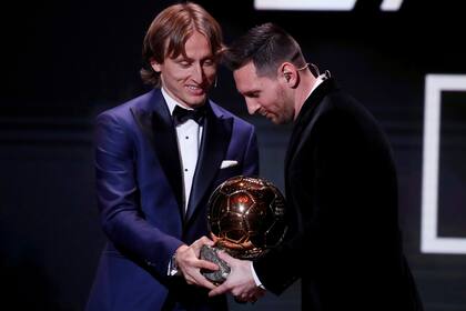 Un nuevo trofeo, recibido de manos del croata Luka Modric, el ganador de 2018