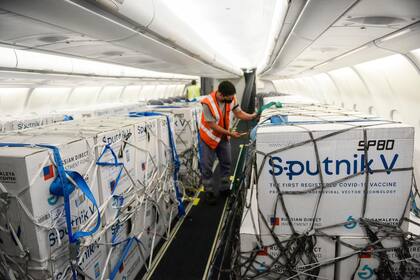 Un nuevo vuelo de Aerolíneas con dosis de la vacuna Sputnik V
