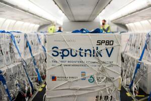 Llegó un vuelo de Aerolíneas Argentinas con 800 mil dosis de la vacuna Sputnik V desde Rusia