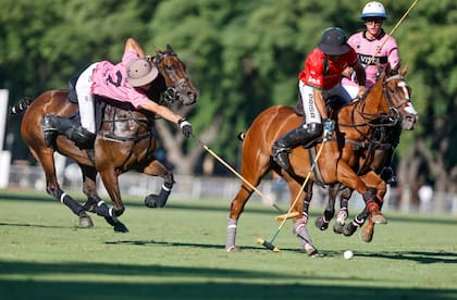 Un número 2 innato: Antonio Heguy se estira todo cuanto puede para trabar el traco de Hilario Ulloa, de La Irenita-La Hache; el mellizo, como su primo Cruz, protagonizará por primera vez el partido más importante del polo.